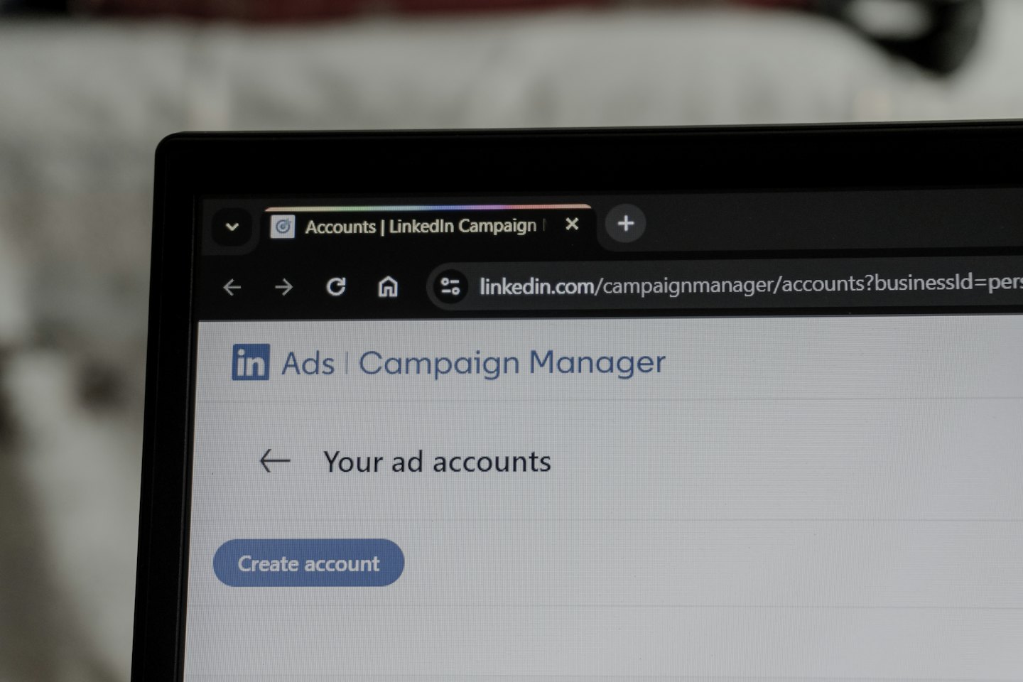 Ekran laptopa z interfejsem LinkedIn Campaign Manager.